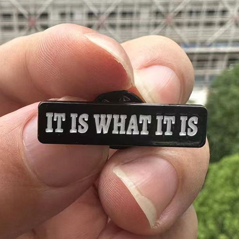 Vintage Fashion Quotes - „It Is What It Is“ Buchstaben-Zitat-Brosche,